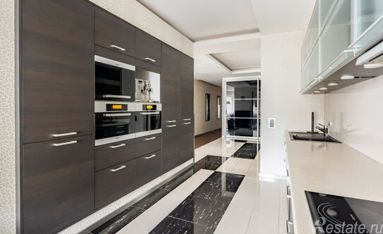 Продажа 4-комн квартиры на вторичном рынке Крестовский проспект,  д. 15