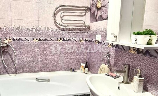 Продажа 2-комн квартиры на вторичном рынке 5-й микрорайон, Радужная улица,  д. 10