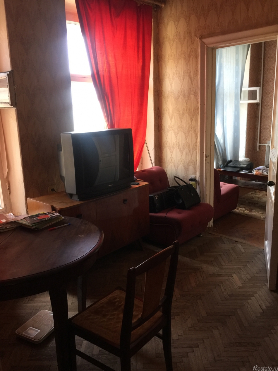 Продажа 4-комн квартиры на вторичном рынке 19-я линия,  д. 8
