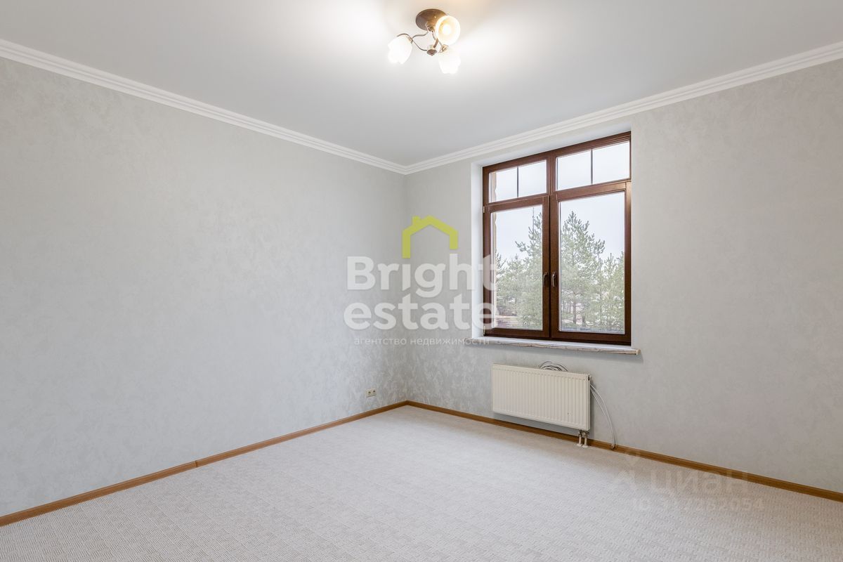 Продажа 3-комн квартиры на вторичном рынке д. Новинки, улица Малахитовая, 5