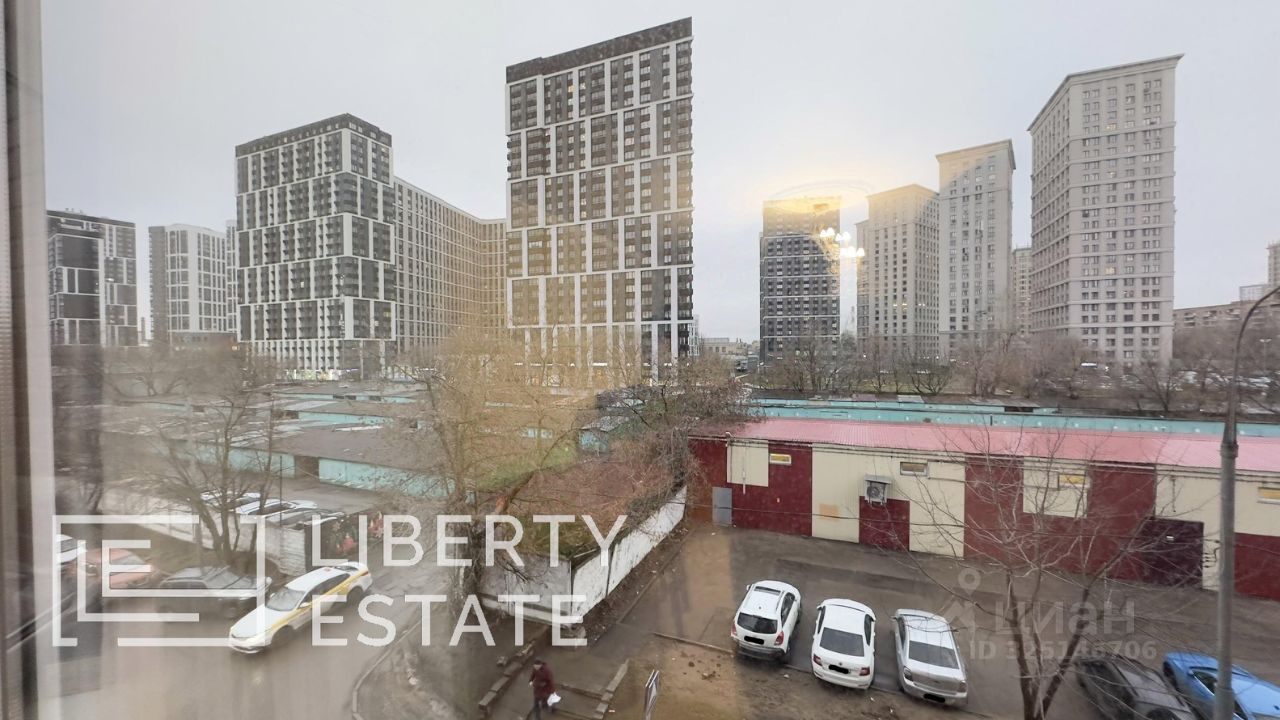 Продажа 3-комн квартиры на вторичном рынке улица Берзарина, 21