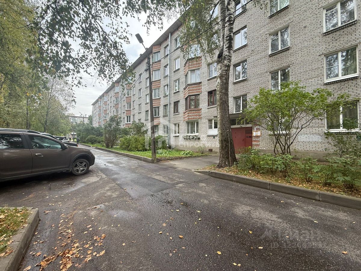 Продажа 2-комн квартиры на вторичном рынке Петергоф, Разводная улица, 39