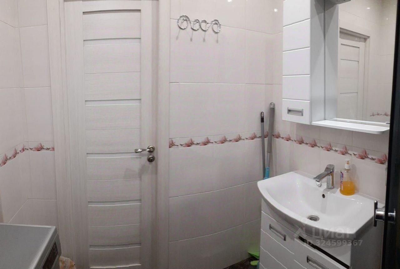 Продажа 2-комн квартиры на вторичном рынке улица Генерала Донскова, 8