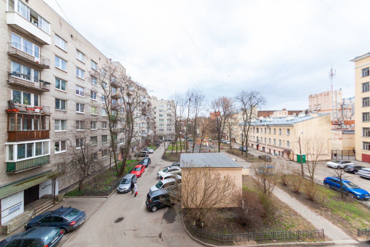 Продажа 4-комн квартиры на вторичном рынке 15-я Васильевского острова линия, 34