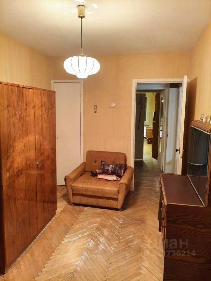 Продажа 3-комн квартиры на вторичном рынке Ломоносов, Александровская улица, 36а