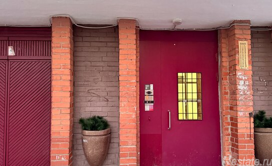 Продажа 3-комн квартиры на вторичном рынке Индустриальный пр-кт,  д. 14 к1