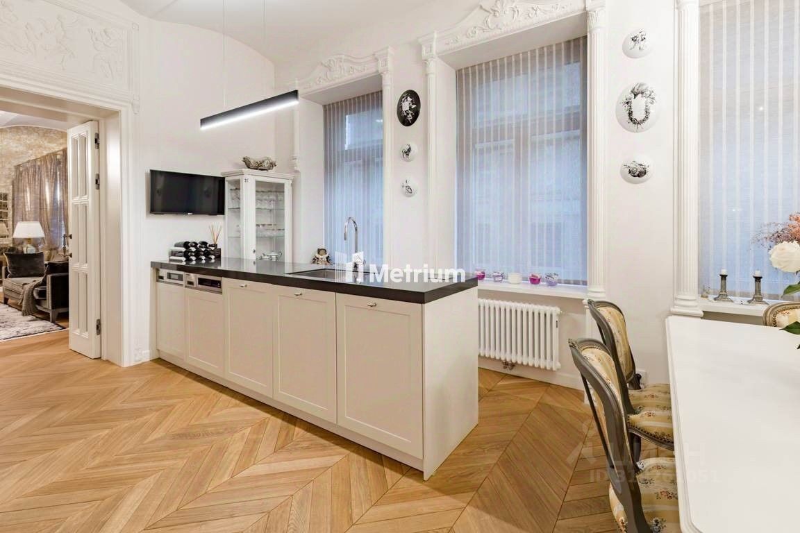 Продажа 2-комн квартиры на вторичном рынке Никольская улица, 10/2С2б