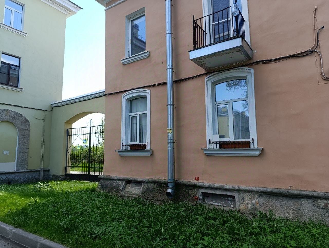 Продажа 2-комн квартиры на вторичном рынке пос. Металлострой, Железнодорожная улица, 7