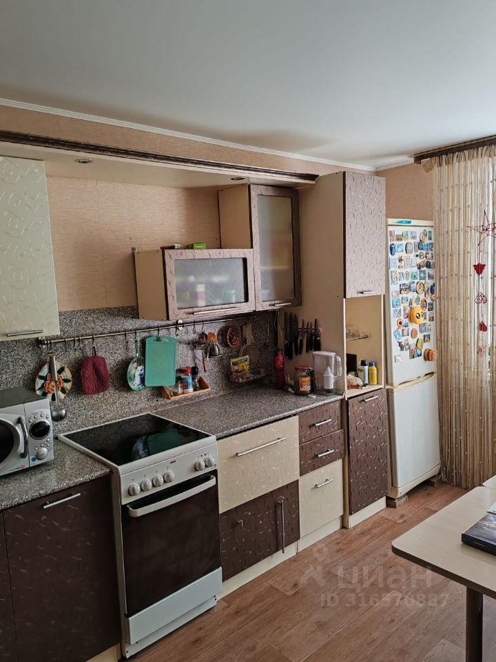 Продажа 4-комн квартиры на вторичном рынке пос. Оболенск, улица Строителей, 1