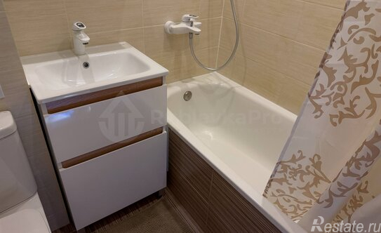 Продажа 1-комн квартиры на вторичном рынке 8-й микрорайон, Комсомольская улица