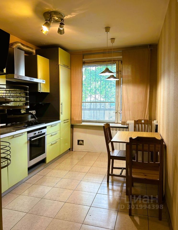 Продажа 3-комн квартиры на вторичном рынке улица Плющева, 18К2