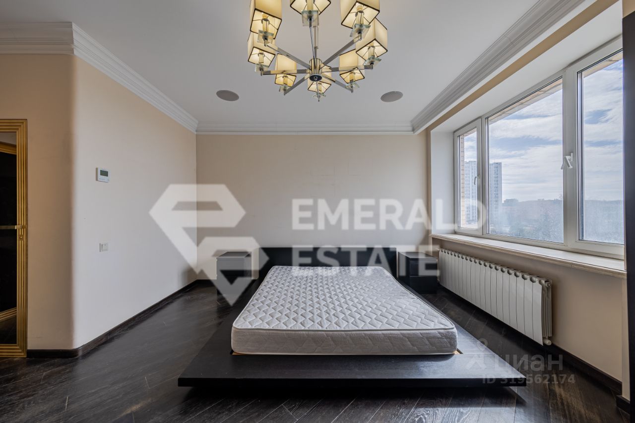 Продажа 4-комн квартиры на вторичном рынке Осенняя улица, 4К2