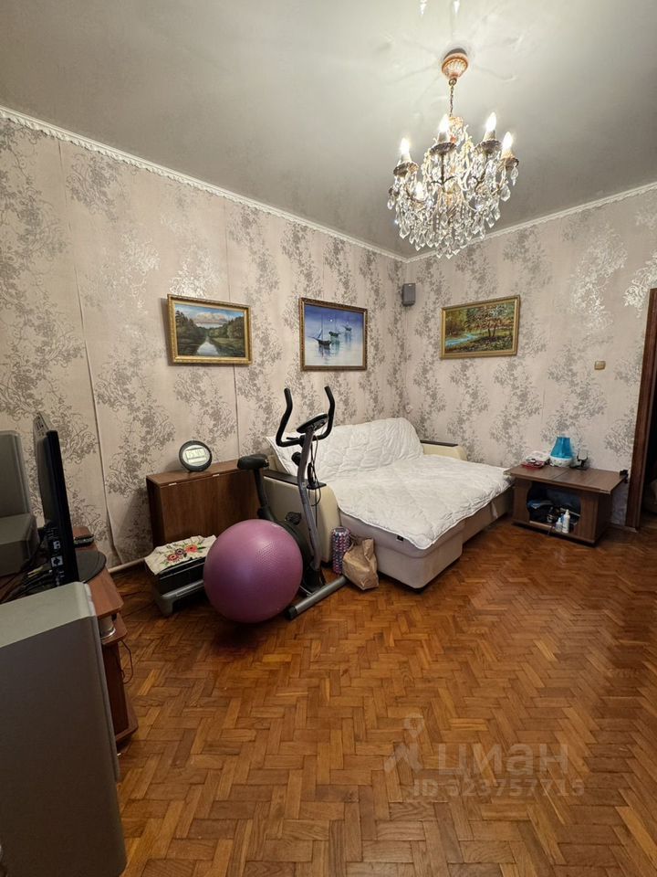 Продажа 3-комн квартиры на вторичном рынке пос. Глебовский, улица Октябрьская, 45