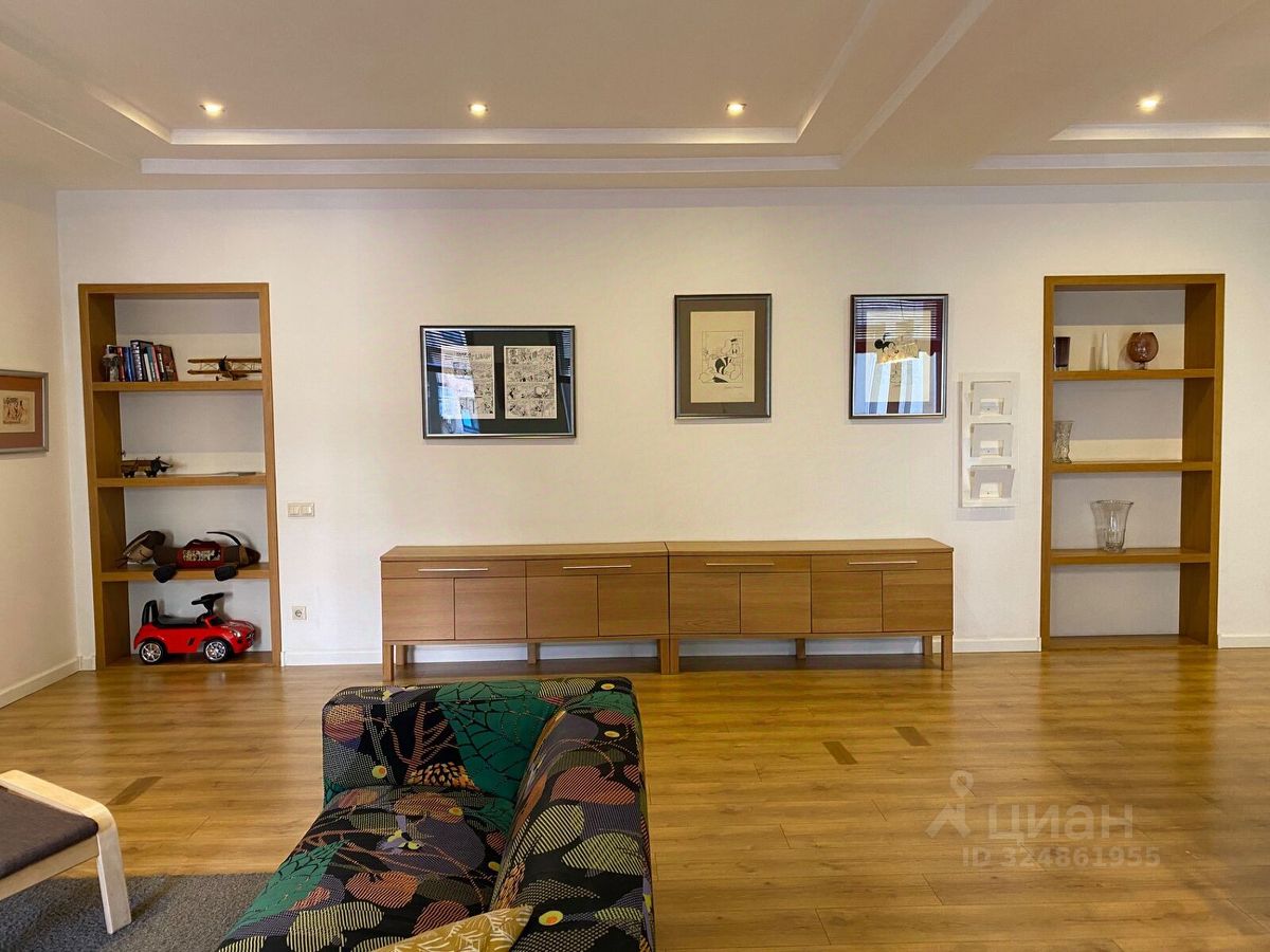 Продажа 3-комн квартиры на вторичном рынке Исполкомская улица, 8