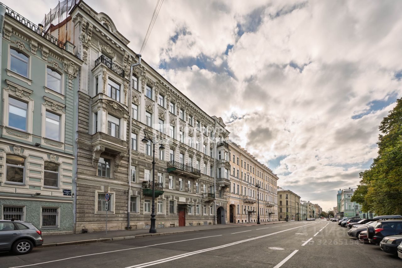 Продажа 3-комн квартиры на вторичном рынке Театральная площадь, 12