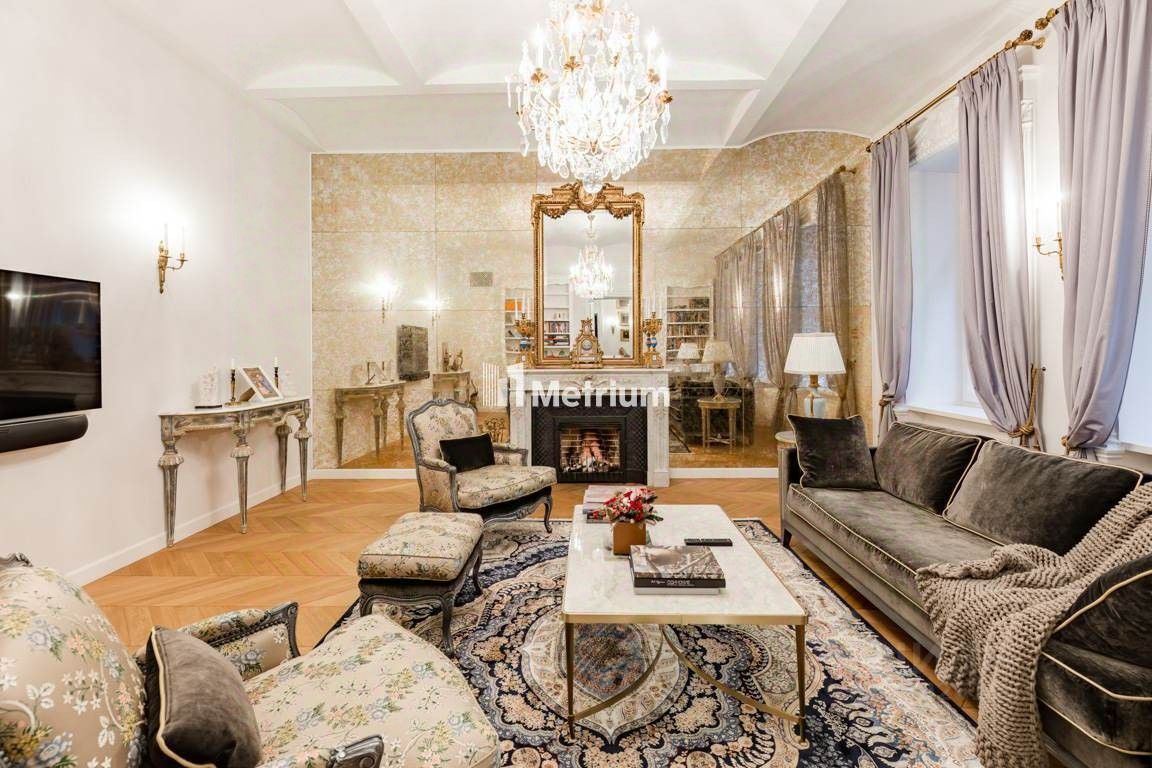 Продажа 2-комн квартиры на вторичном рынке Никольская улица, 10/2С2б