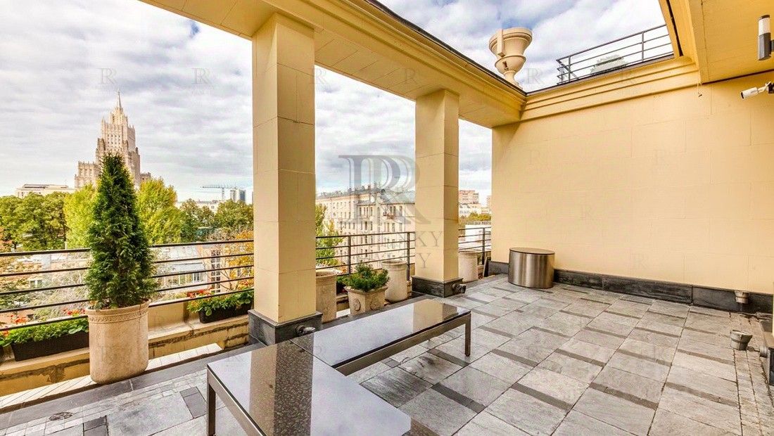 Продажа 4-комн квартиры на вторичном рынке Большой Левшинский переулок, 11