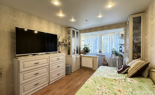 Продажа 2-комн квартиры на вторичном рынке улица Маршала Захарова,  д. 9