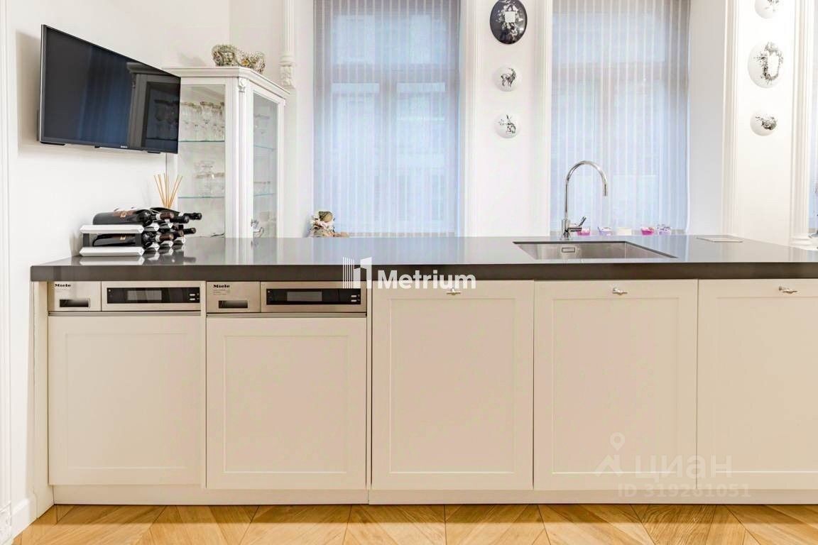 Продажа 2-комн квартиры на вторичном рынке Никольская улица, 10/2С2б
