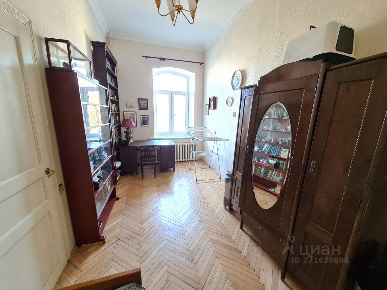 Продажа 4-комн квартиры на вторичном рынке Суворовский проспект, 33