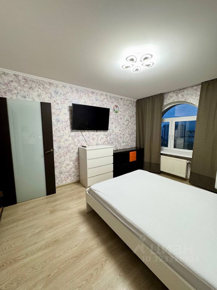 Аренда 2-комн квартиры на вторичном рынке Октябрьская набережная, 126к2