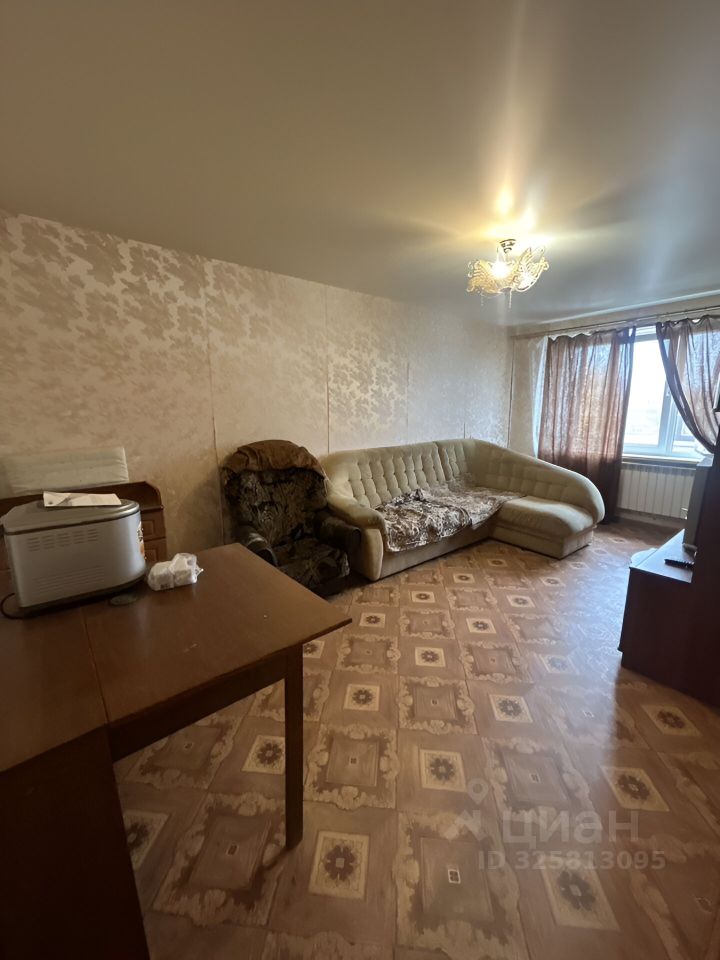 Продажа 2-комн квартиры на вторичном рынке Кириши, улица Строителей, 11