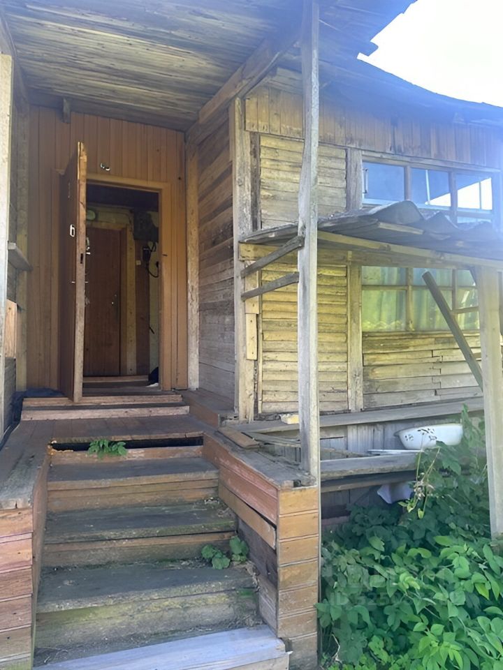Продажа 2-комн квартиры на вторичном рынке пос. Шапки, улица Железнодорожная, 7