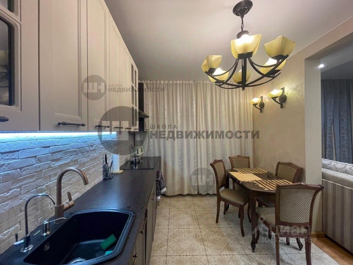 Продажа 2-комн квартиры на вторичном рынке проспект Александровской фермы, 8