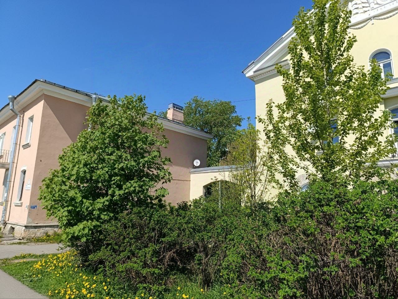 Продажа 2-комн квартиры на вторичном рынке пос. Металлострой, Железнодорожная улица, 7