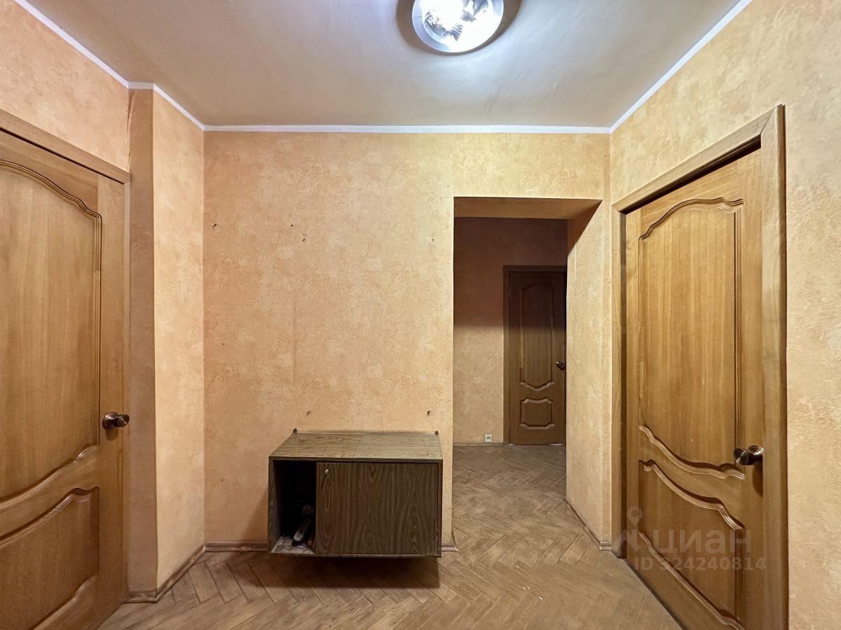 Продажа 2-комн квартиры на вторичном рынке улица Михайлова, 30/8