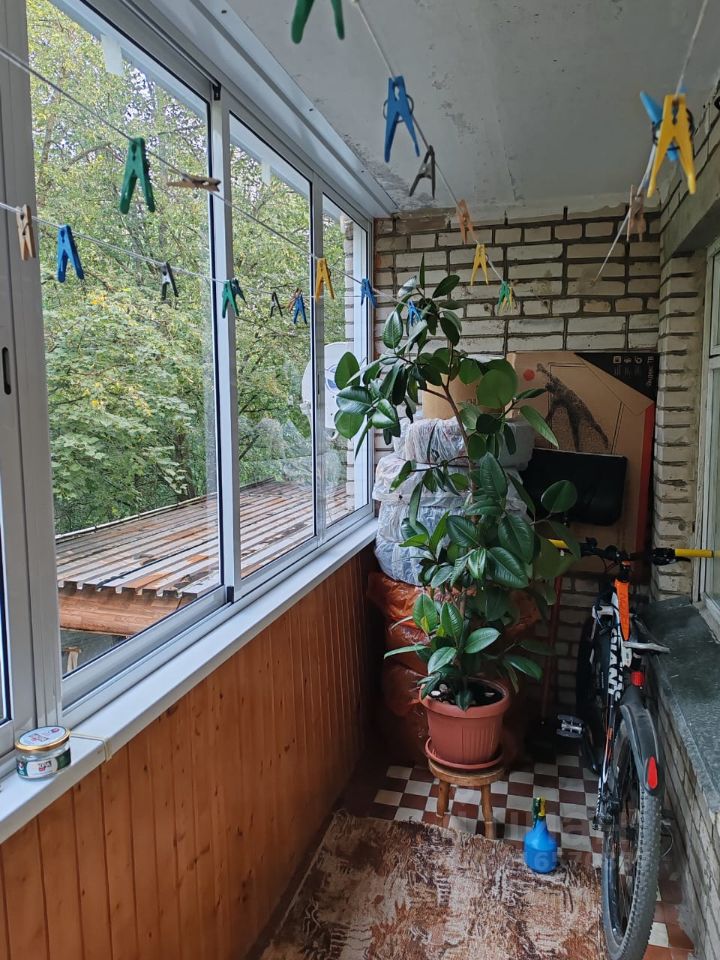 Продажа 4-комн квартиры на вторичном рынке пос. Оболенск, улица Строителей, 1