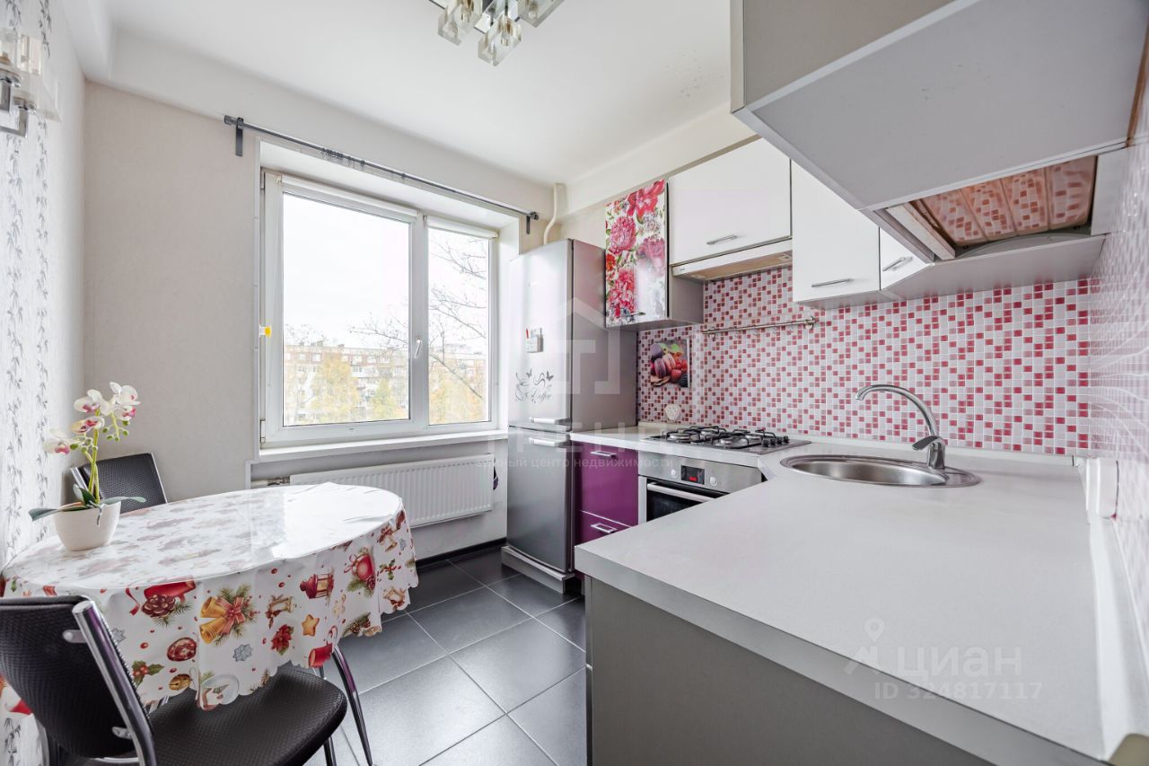 Продажа 3-комн квартиры на вторичном рынке проспект Художников, 18К1