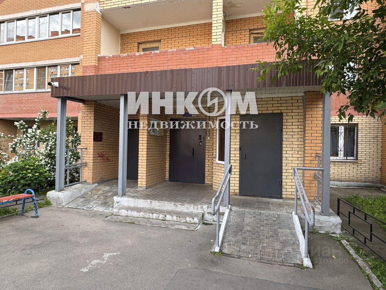 Продажа 3-комн квартиры на вторичном рынке Западный мкр, улица 25 лет Октября, 20