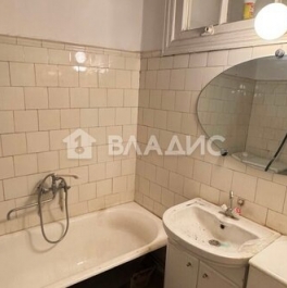 Продажа 2-комн квартиры на вторичном рынке Новощукинская улица