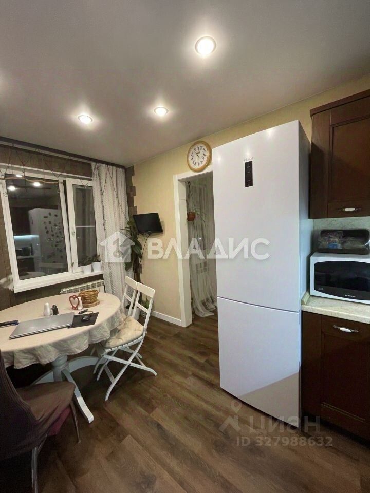 Продажа 2-комн квартиры на вторичном рынке пос. Бугры, улица Школьная,  д. 7