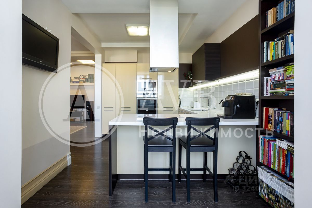 Продажа 3-комн квартиры на вторичном рынке Бухарестская улица, 118к2