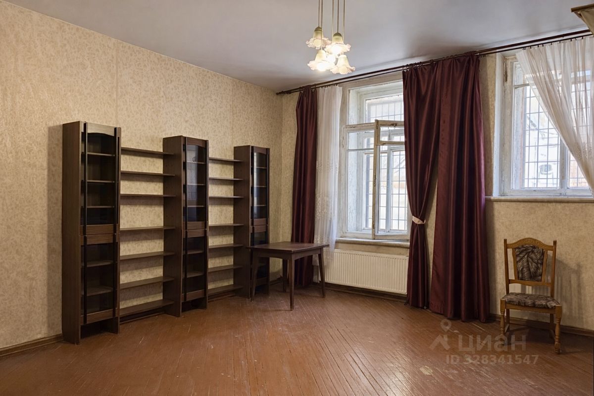 Продажа 4-комн квартиры на вторичном рынке 12-я Васильевского острова линия, 13