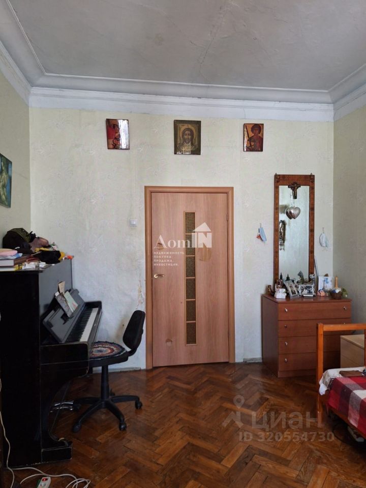 Продажа 4-комн квартиры на вторичном рынке 3-я Васильевского острова линия, 46