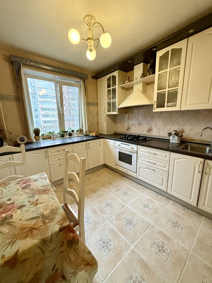 Продажа 3-комн квартиры на вторичном рынке Юбилейный мкр, улица Пионерская, 7/1