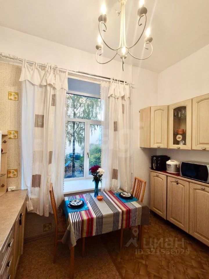 Продажа 2-комн квартиры на вторичном рынке 9-я Васильевского острова линия, 16