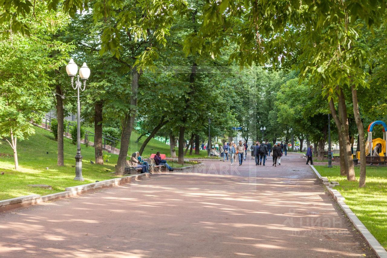 Продажа 4-комн квартиры на вторичном рынке улица Знаменка, 15