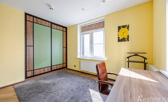 Продажа 4-комн квартиры на вторичном рынке Космонавтов пр-кт,  д. 63,  к. 1