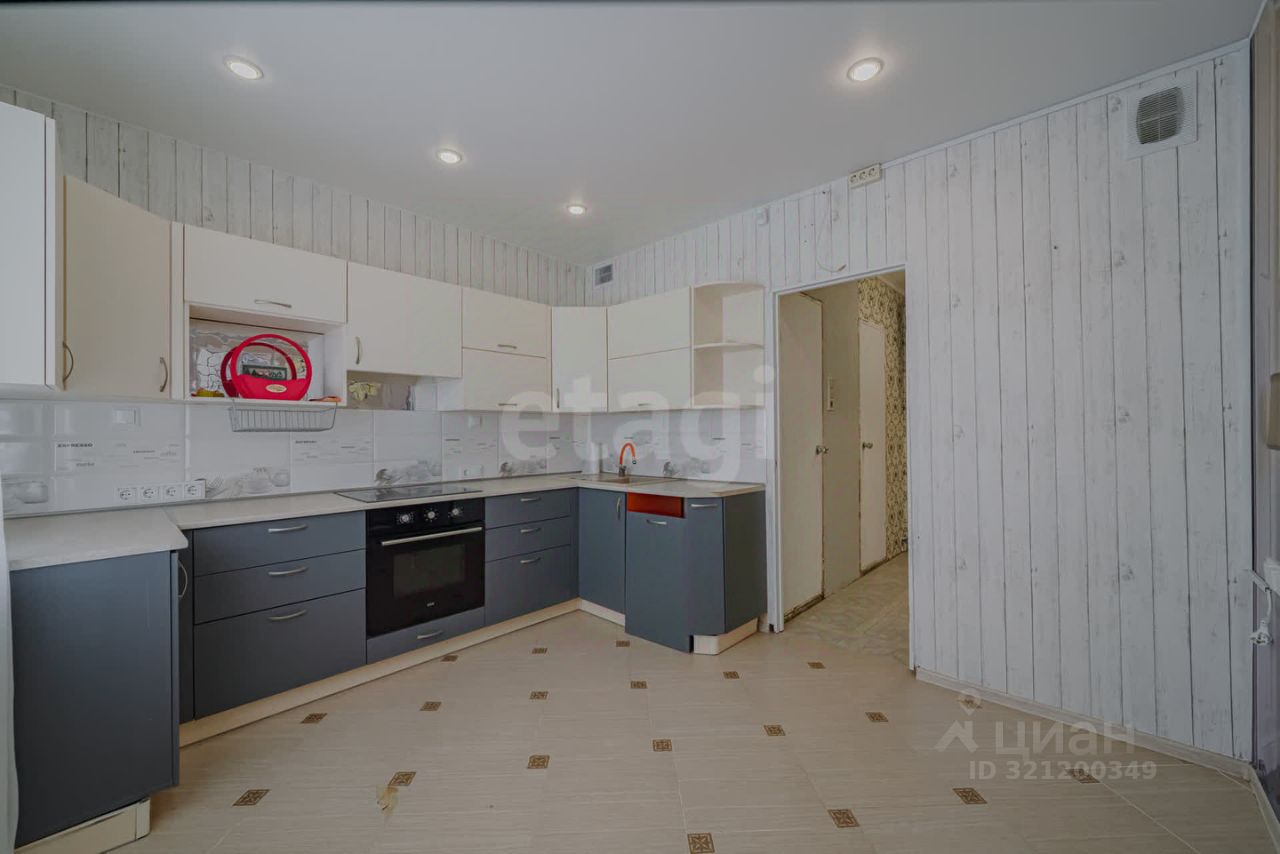 Продажа 3-комн квартиры на вторичном рынке улица Маршала Захарова, 16к3