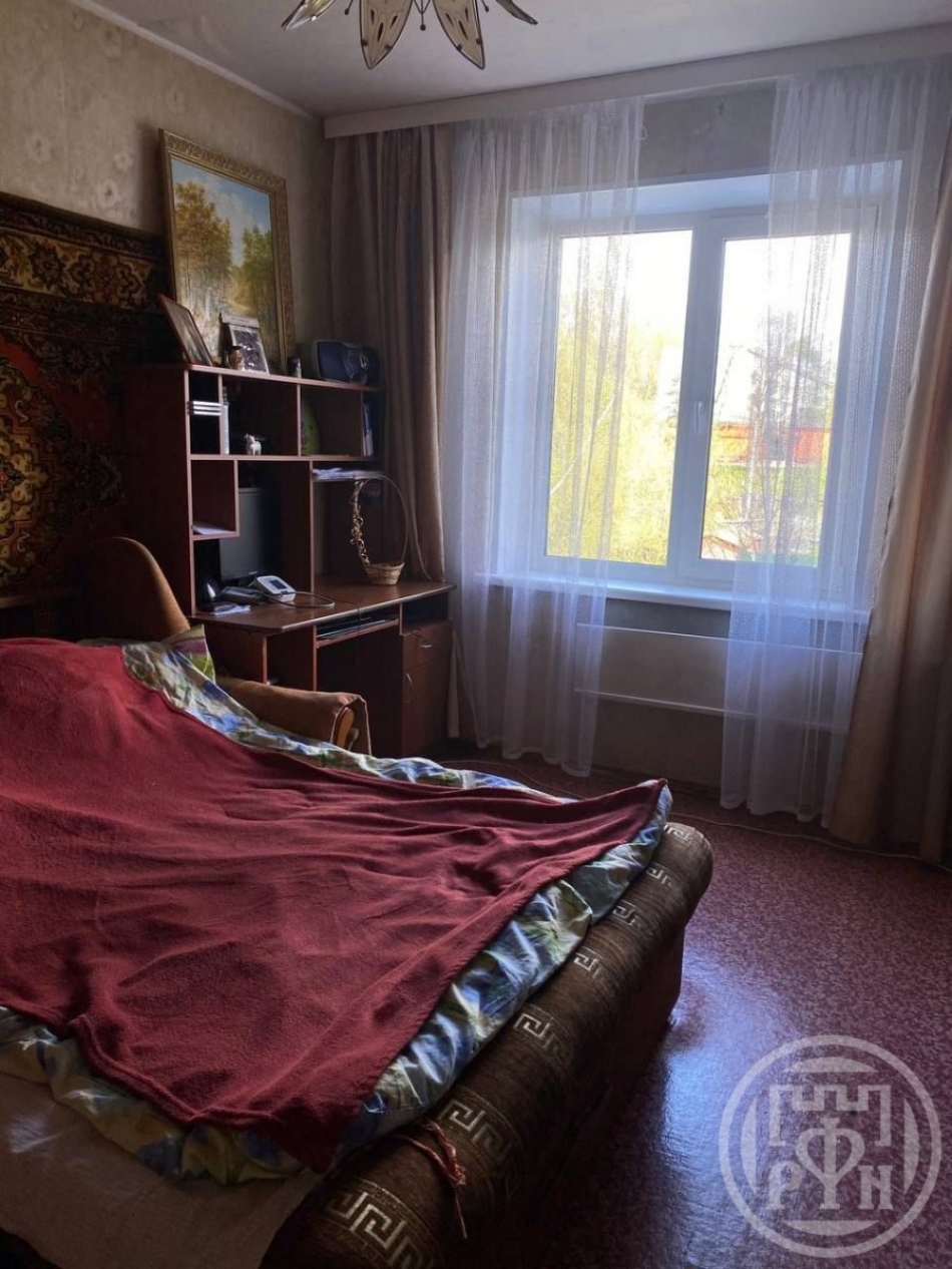 Продажа 2-комн квартиры на вторичном рынке Луга г., Кирова просп.,  д. 18,  к. б