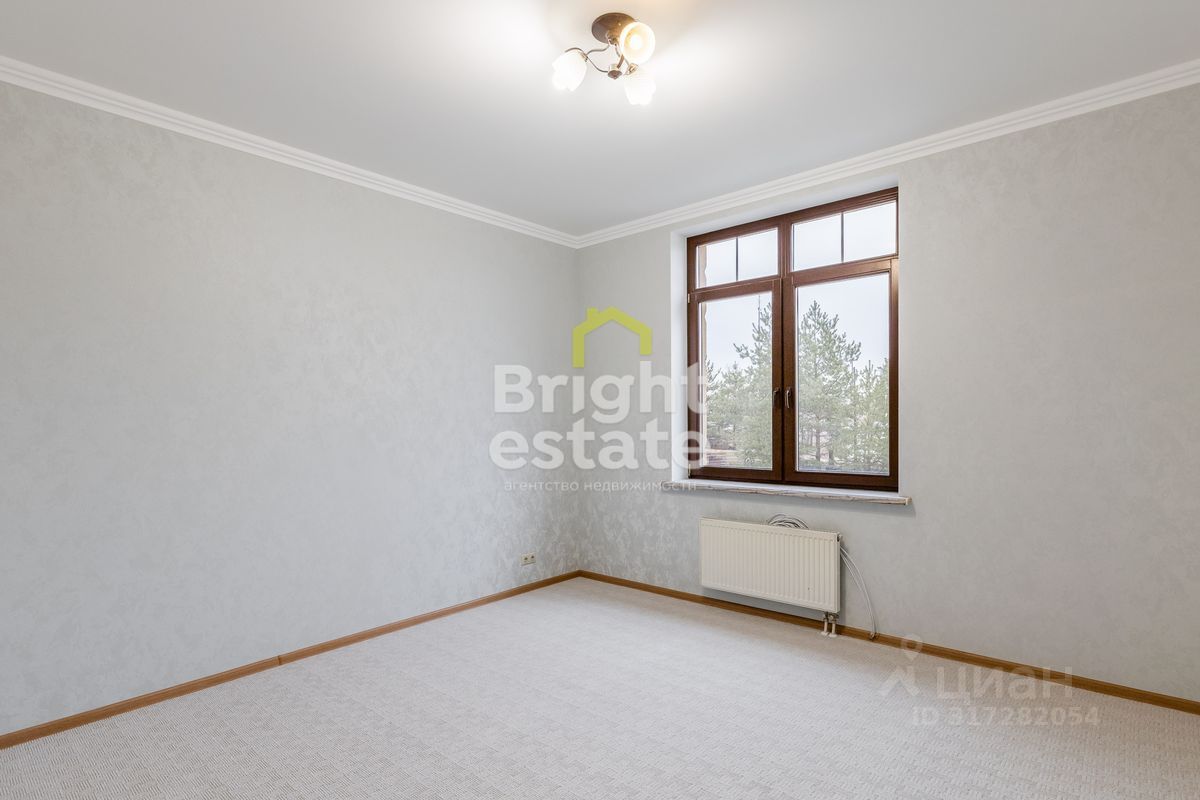 Продажа 3-комн квартиры на вторичном рынке д. Новинки, улица Малахитовая, 5