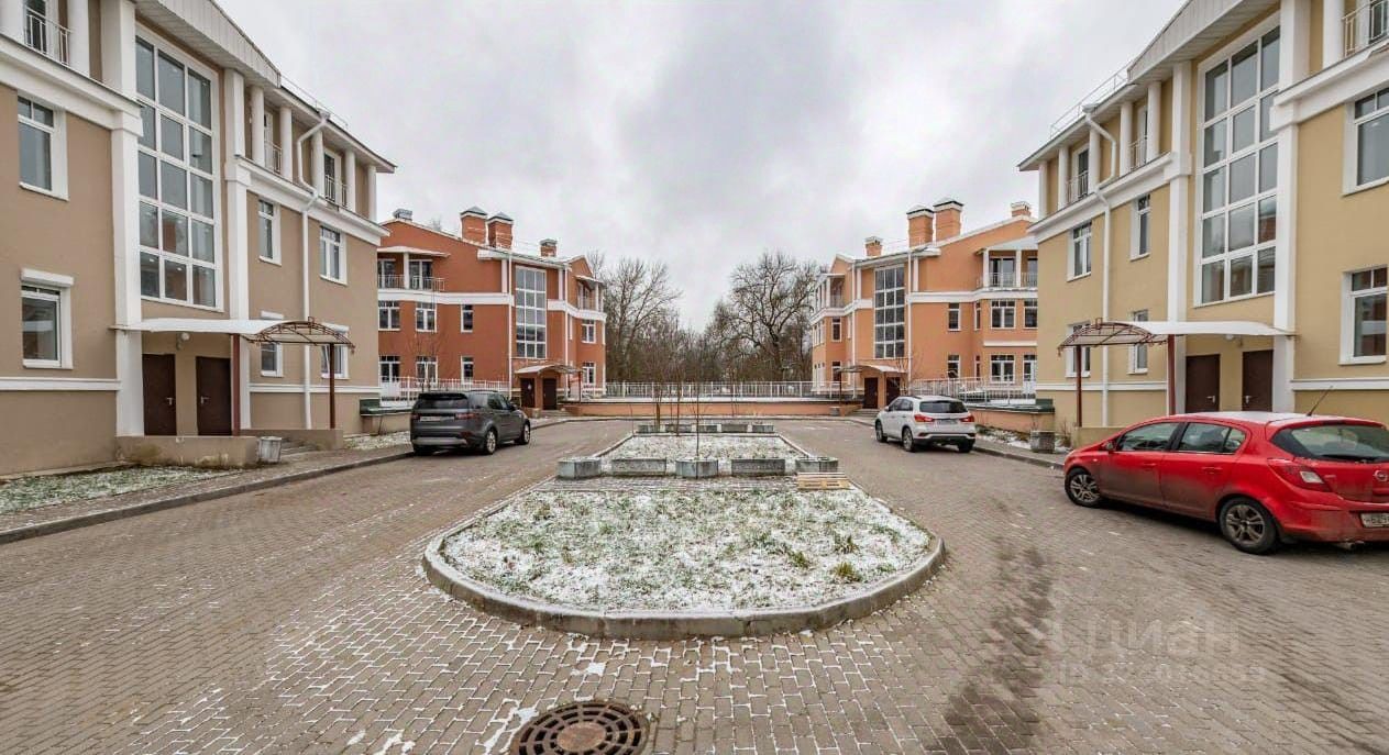 Продажа 3-комн квартиры на вторичном рынке Павловск, Госпитальная улица, 20к1