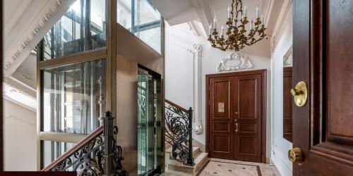 4-комн квартира Большая Конюшенная ул,  д. 10