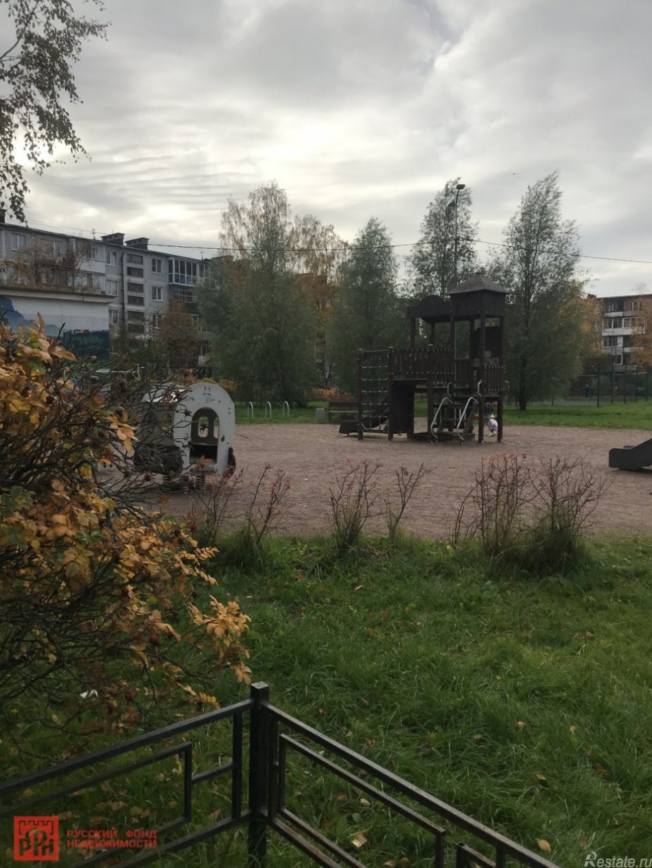 Продажа 2-комн квартиры на вторичном рынке Ломоносов г., Швейцарская ул. ,  д. 8,  к. 2