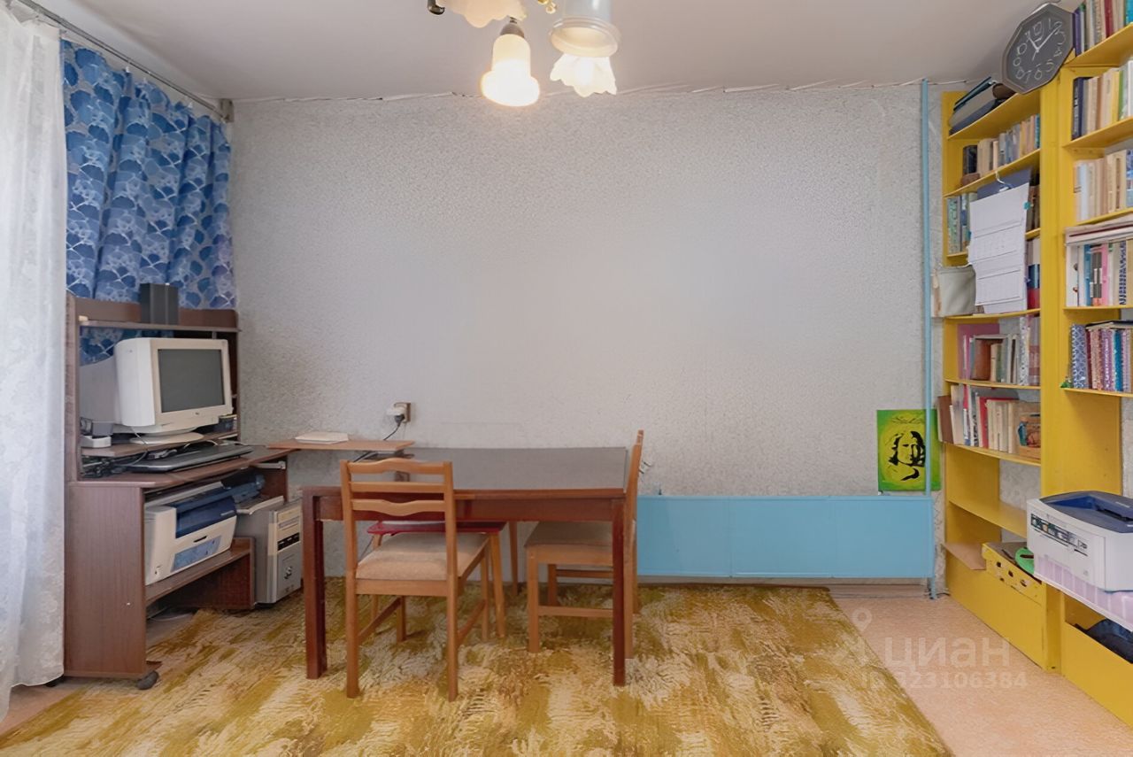 Продажа 3-комн квартиры на вторичном рынке пос. Сосново, улица Связи, 11