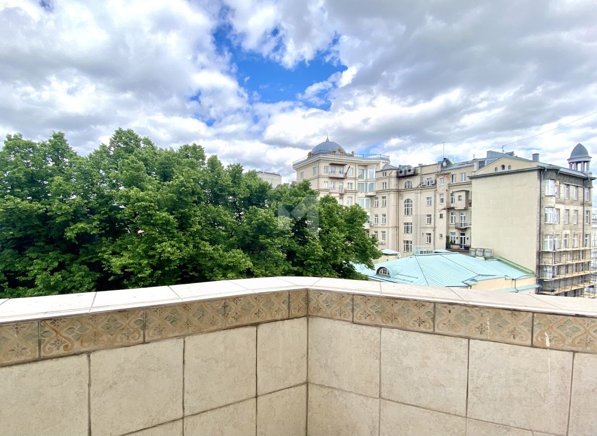 Продажа 4-комн квартиры на вторичном рынке улица Знаменка, 13С1